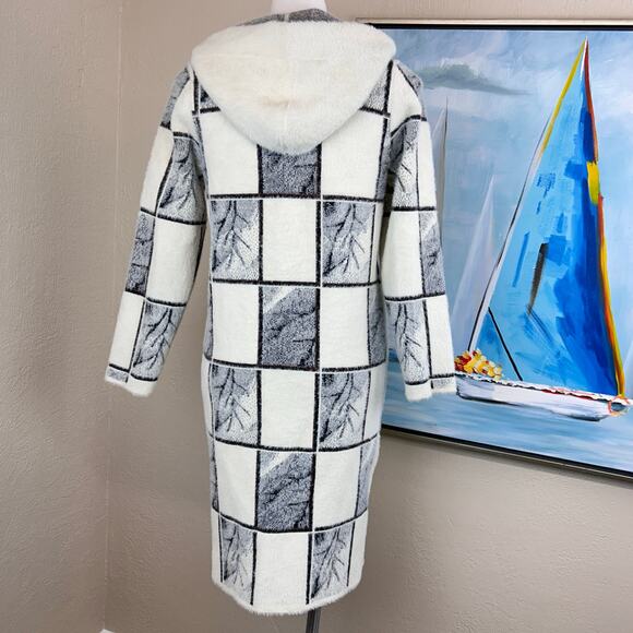 Baciano sweater coat
Long, hooded Size small - Picture 4 of 6